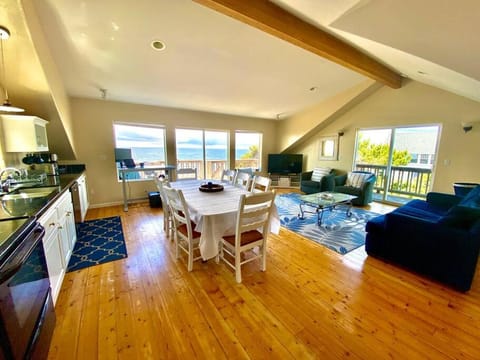 A Charming Ocean View Home with Hot Tub House in Lincoln Beach