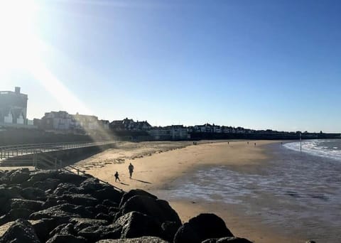 Chapel View - Huge Apartment near the Beach with Gated Parking Apartment in Margate