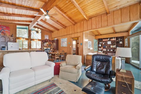 Petoskey Stone Lodge Casa in Torch Lake