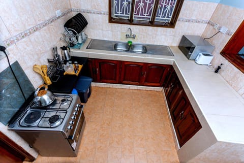 Coffee/tea facilities, Kitchen or kitchenette, Communal kitchen, Meals, locker, minibar, pet friendly, stove, toaster