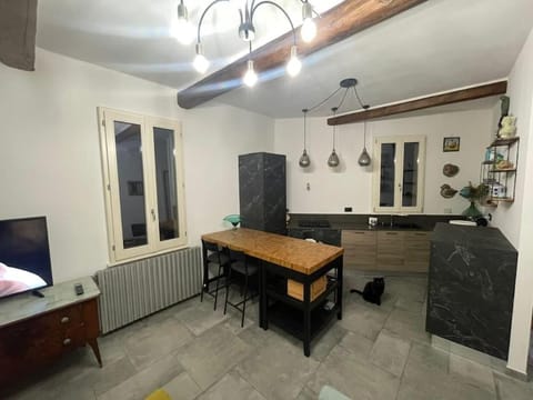 TV and multimedia, Kitchen or kitchenette, Dining area, hair dresser