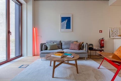 Deluxe 2BDR Apartment W/ Patio by LovelyStay Condominio in Lisbon