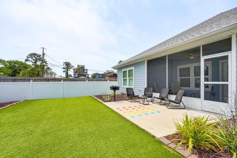 Group-Friendly Beach Retreat with Arcade and Golf Game Haus in Lower Grand Lagoon