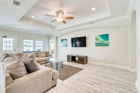 Group-Friendly PCB Retreat with Yard, Walk to Beach! Maison in Lower Grand Lagoon