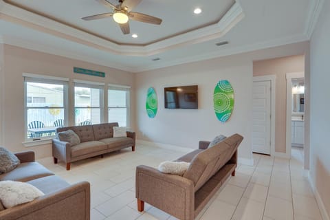 Group-Friendly PCB Home - Walk to Beach House in Lower Grand Lagoon