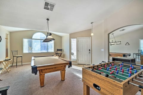 Sleek Vegas Home with Private Pool, Game Room! Haus in Green Valley North