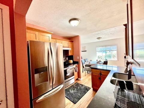 3BR and 2BA home in Seatac. Condo in SeaTac