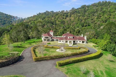 Property building, Day, Natural landscape, Garden, Garden view, Mountain view