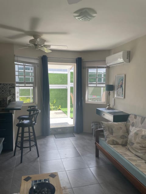 Scarlett Studios - Holiday-Business-US Embassy Appt 7 mins drive away - The one night only rate includes Airport and Embassy transportation Condominio in Bridgetown