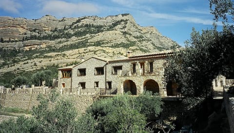 Property building, Natural landscape, Landmark view, Mountain view