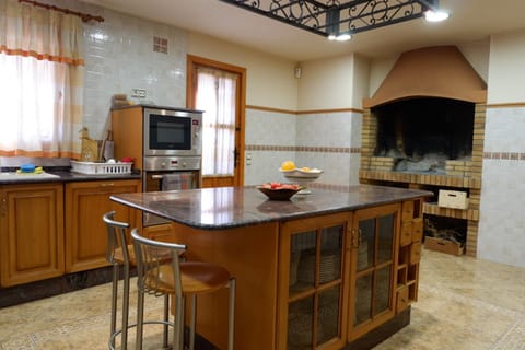 Kitchen or kitchenette, Dining area, minibar, pet friendly, stove