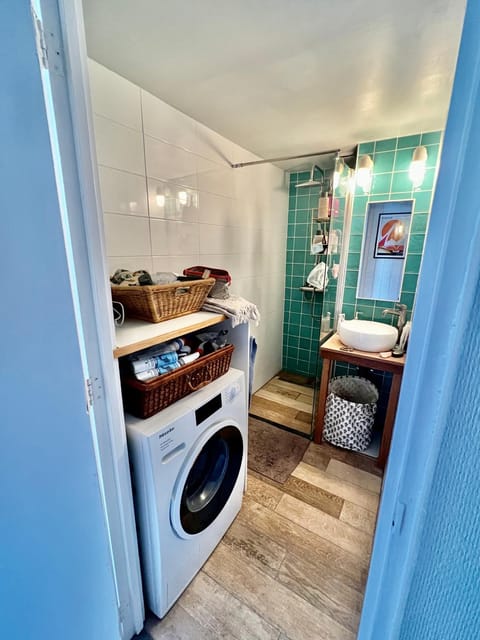 Shower, Bathroom, heating, towels, washing machine