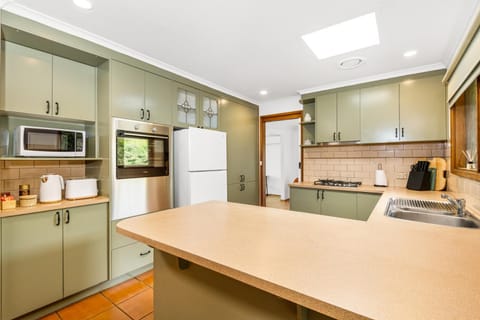 4 Bedroom home by Short & Long Stays House in Geelong