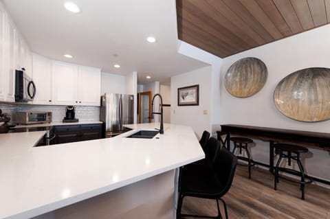 Eolus 422 House in Purgatory