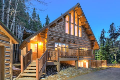 Peaceful Pines Log Lodge House in Blue River