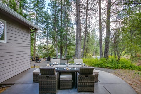 Crystal Bay Home with Fireplace and Nature Views! Casa in Post Falls