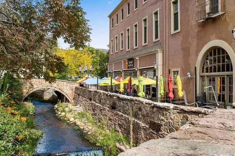 The Owl's Nest @ Manitou: Mtn Views on Main Street Casa in Manitou Springs