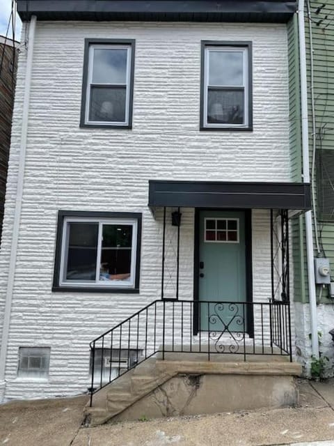 Hip and Bright Lawerenceville 2 Bed Easy Parking Casa in Pittsburgh