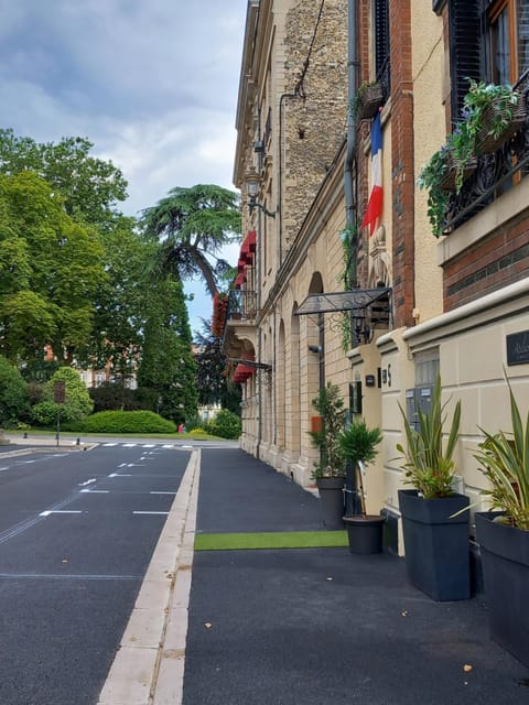 LES LOGES DU THEATRE, MAISON 6 chambres 150m2 pour 16 voyageurs MAX MODULABLE en 3 appartements privés dans quartier CHIC historique, a 200m de l'Avenue de Champagne, Gare, Musée, Jardins parcs, et toutes commodités, DEGUSTATION de CHAMPAGNE OFFERTE Apartment in Epernay