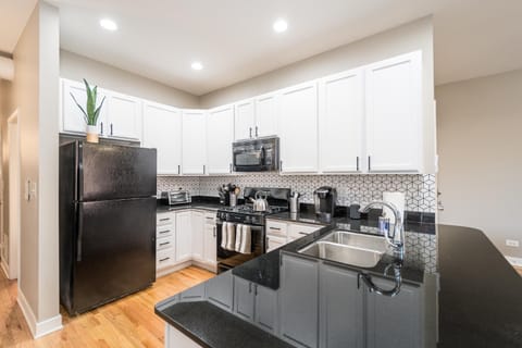 Vibrant and Modern 2-Bedroom Home Near Downtown Condo in Chicago