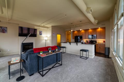 King bed w/ Panoramic Views of DT! Condo in Brighton