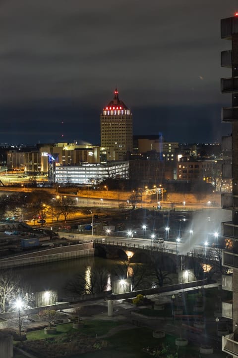 King bed w/ Panoramic Views of DT! Condominio in Brighton