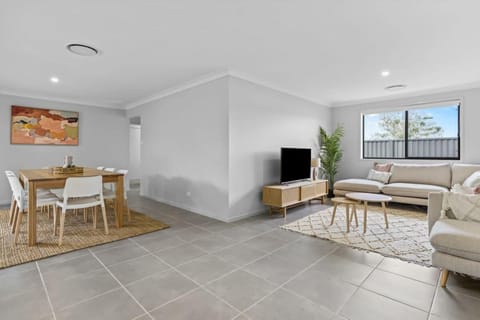 Time Out Beautifully decorated new home House in Cessnock