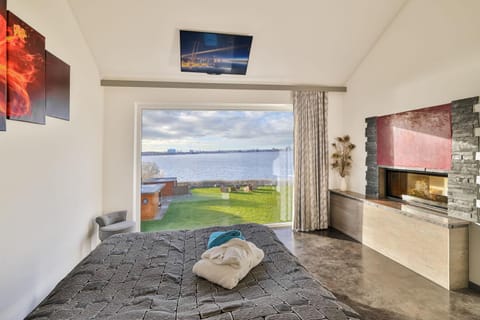 Bed, Photo of the whole room, Bedroom, Lake view, Sea view, fireplace