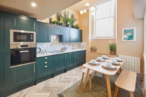 Kitchen or kitchenette, Dining area, minibar, pet friendly, stove