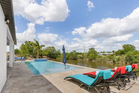Gulf access, Heated Salt Water Pool & Kayaks - Villa Adventure Cove - Roelens Vacations House in Cape Coral