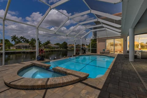 Heated Infinity Pool, Gulf Access, Pool table, sleeps 22 - Cape Coral Dolphins - Roelens Vacations House in Cape Coral