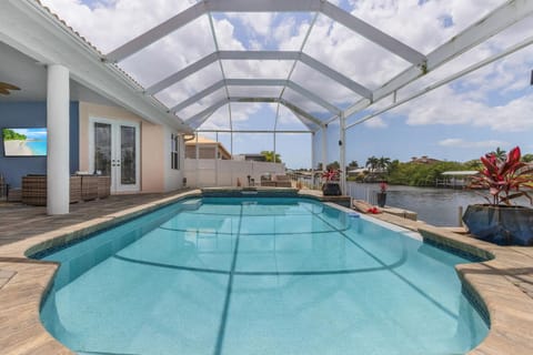 Heated Infinity Pool, Gulf Access, Pool table, sleeps 22 - Cape Coral Dolphins - Roelens Vacations House in Cape Coral