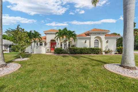This lovely four-bedroom, 3 bath Pool villa is just minutes away from downtown Cape Coral Casa in Cape Coral