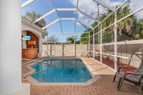 This lovely four-bedroom, 3 bath Pool villa is just minutes away from downtown Cape Coral Casa in Cape Coral