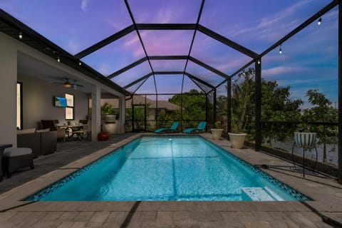 Heated Salt Water Pool, Kayaks, Pool Table - Villa Tropical Fruits - Roelens Vacations House in Cape Coral
