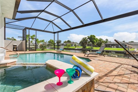 Gulf Access, Kayaks, PET Friendly - Escape to Versailles - Roelens Vacations Haus in Cape Coral