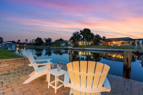 Gulf Access, Kayaks, PET Friendly - Escape to Versailles - Roelens Vacations Casa in Cape Coral