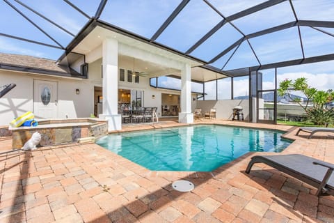 Gulf Access, Kayaks, PET Friendly - Escape to Versailles - Roelens Vacations House in Cape Coral