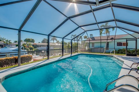 The Steak Out Gulf Access - Sleeps 14! Roelens Vacations Maison in Cape Coral
