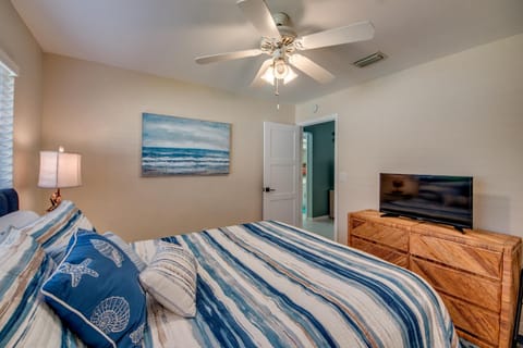 The Steak Out Gulf Access - Sleeps 14! Roelens Vacations Casa in Cape Coral