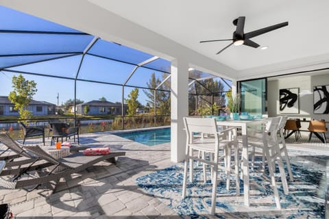 Beautiful spacious new home on a salt water canal, sleep 10 House in Cape Coral