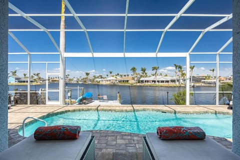 Heated Pool, Outdoor Kitchen, Sleeps 10! - Villa Bay Vista - Roelens Vacations Casa in Cape Coral