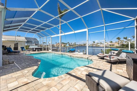 Heated Pool, Outdoor Kitchen, Sleeps 10! - Villa Bay Vista - Roelens Vacations Haus in Cape Coral
