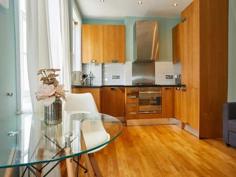 Kitchen or kitchenette, Dining area, minibar, pet friendly, stove