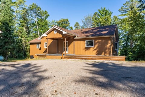 Bancroft Shores! Lakefront Property with Large 5bed 4bath Casa in Bancroft