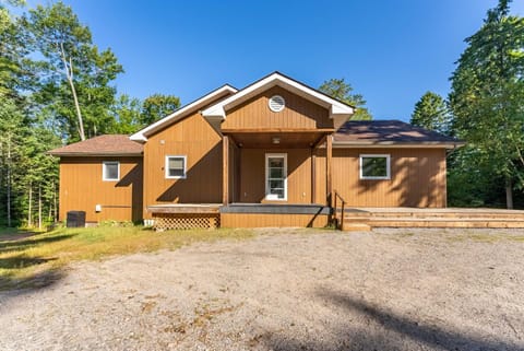 Bancroft Shores! Lakefront Property with Large 5bed 4bath Haus in Bancroft