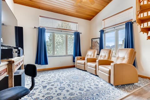 Family Mountain Home, sleeps up to 12, Private Hot Tub! home Maison in Wildernest