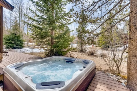Perfect for Your Family Vacay with yard, hot tub & Pet Friendly! home Haus in Silverthorne