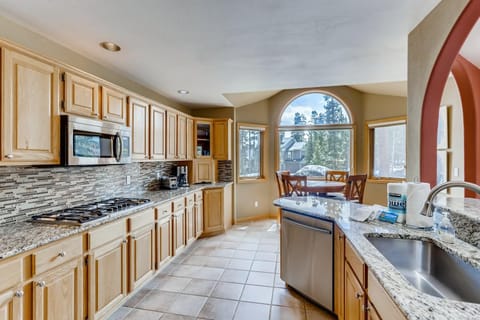 Perfect for Your Family Vacay with yard, hot tub & Pet Friendly! home House in Silverthorne