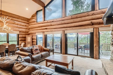 Platinum Mountain Home Getaway, Private Hot Tub, Nearby Outdoor Activities! home Haus in Wildernest